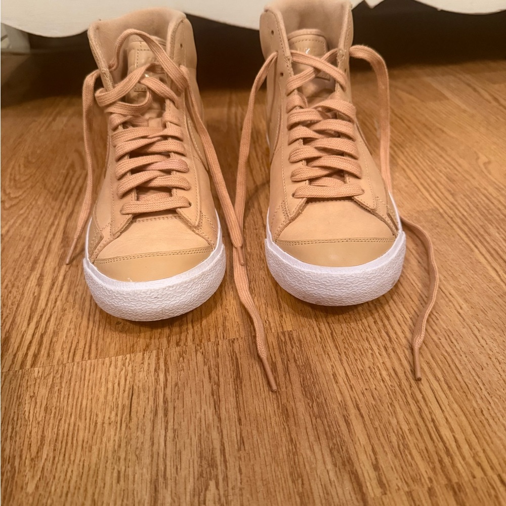 Nike Women's Tan High-Top Sneakers

Gently worn